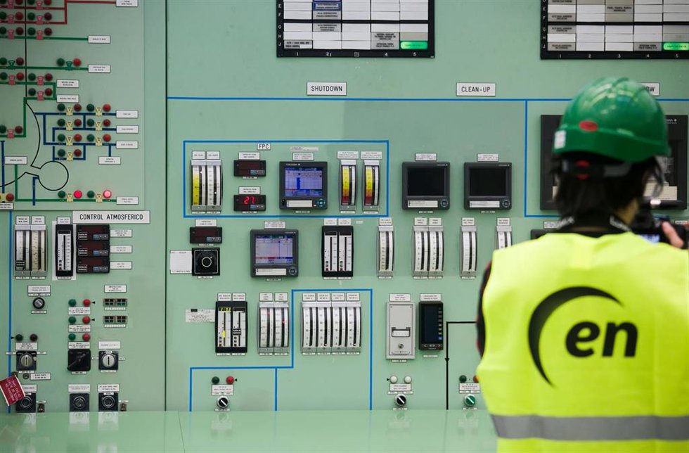 Archivo - Un empleado trabaja en sala de control de la central nuclear de Santa María de Garoña, a 23 de noviembre de 2023, en Santa María de Garoña, Burgos, Castilla y León (España). 