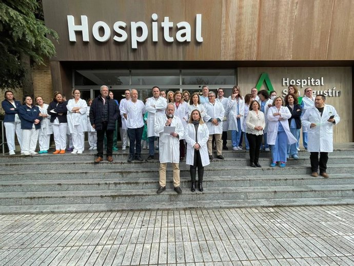 Archivo - Imagen de archivo de una concentración contra las agresiones a sanitarios ante el Hospital de San Agustín.