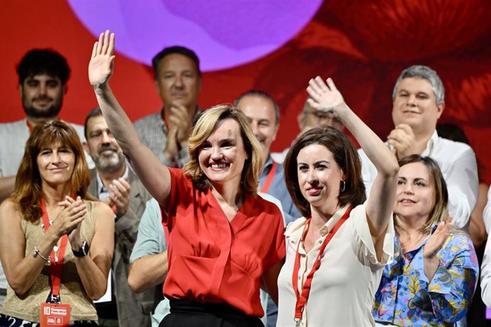 Archivo - La ministra de Educación, Formación Profesional y Deportes y secretaria general del PSOE de Aragón, Pilar Alegría (i), y la secretaria general del PSOE de Zaragoza, Teresa Ladrero (d), durante la clausura del 10º Congreso Provincial del PSOE Zar