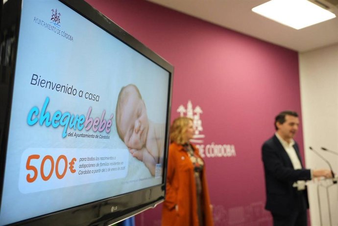 El alcalde de Córdoba, José María Bellido, y la delegada de Servicios Sociales, Eva Contador, informan de la convocatoria 2026 del Cheque Bebé, con 500 euros por nacimiento o adopción.