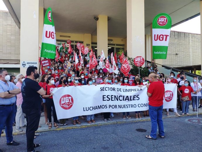 Archivo - Una concentración convocada por UGT en el Hospital Provincial de Córdoba, en una imagen de archivo.