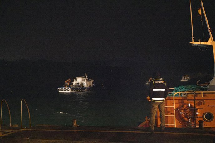 Agentes de la Policía Nacional y del servicio de aduanas colocan un muro de contención tras el hundimiento, a 10 de febrero de 2026, en O Grove, Pontevedra, Galicia (España).