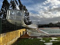 El temporal destroza por completo la cubierta de la piscina municipal de Abegondo (A Coruña)