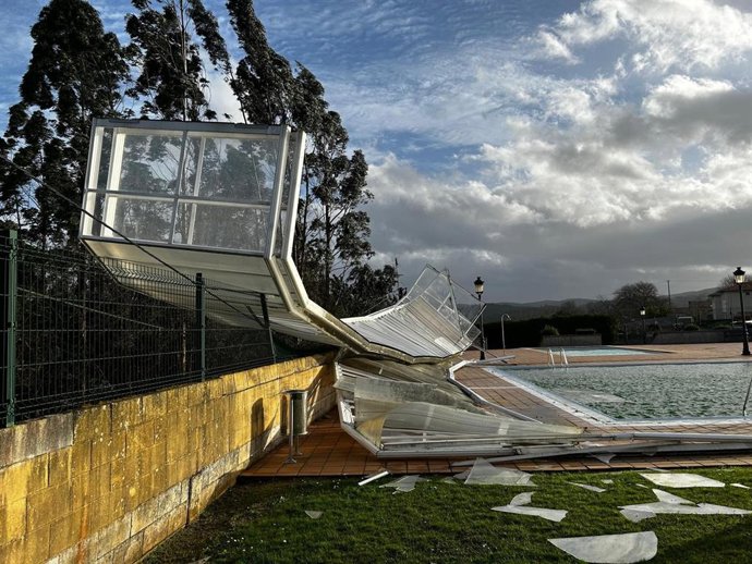 El temporal destroza la piscina municipal de Abegondo (A Coruña), a 11 de febrero de 2026.