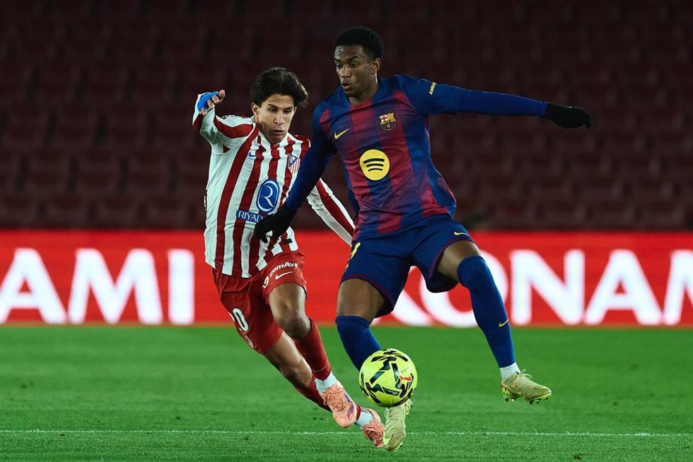 Archivo - El jugador del FC Barcelona Alejandro Balde disputa un balón con el del Atlético de Madrid Giuliano Simeone durante un encuentro de LaLiga EA Sports.