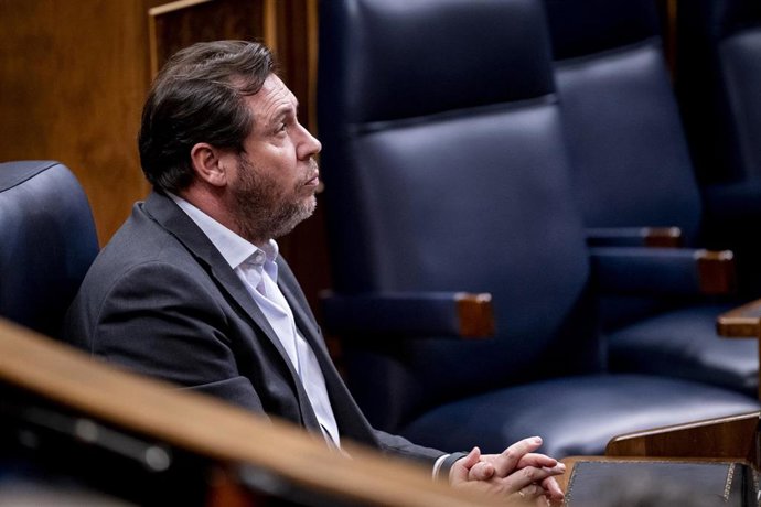 El ministro de Transportes y Movilidad Sostenible, Óscar Puente (d), durante un pleno en el Congreso de los Diputados, a 10 de febrero de 2026, en Madrid
