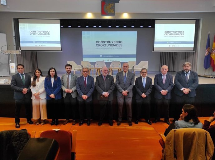 Autoridades en la inauguración de la jornada de debate sobre las oportunidades de futuro que en torno al sector de la defensa se abrirán en la provincia de Córdoba con la llegada de la Base Logística del Ejército de Tierra.