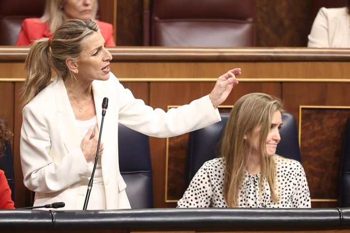La vicepresidenta segunda y ministra de Trabajo, Yolanda Díaz (i), y la vicepresidenta tercera y ministra para la Transición Ecológica, Sara Aagesen (d), durante una sesión en el Congreso de los Diputados, a 11 de febrero de 2026, en Madrid (España). 