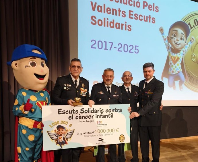 La Policia Portuaria de Tarragona participa en el acto de entrega del millón de euros recaudado por la asociación Pels Valents Escuts Solidaris a favor del Pediatric Cancer Center de l'Hospital Sant Joan de Déu