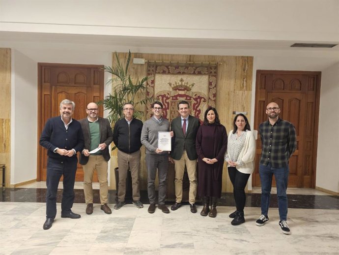 El alcalde de Córdoba, José María Bellido (centro), con representantes de la Asociación Vecinal Aqua Vetus, con la presencia de los delegados de Movilidad y Urbanismo, Bernardo Jordano y Miguel Ángel Torrico, respectivamente.