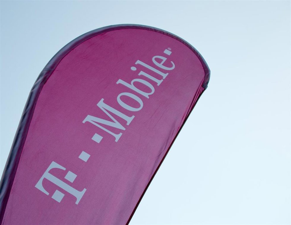 Archivo - Banderín de T-Mobile US en Nueva York (Estados Unidos).
