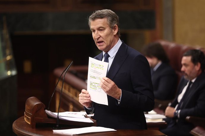 O presidente do Partido Popular, Alberto Núñez Feijóo, em uma sessão de controle do Governo, no Congresso dos Deputados, em 11 de fevereiro de 2026, em Madri (Espanha). O plenário recebe o primeiro confronto do ano entre o líder da oposição e o 