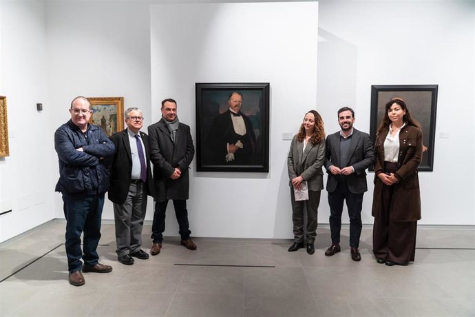 Autoridades y representantes institucionales, junto a miembros de la Fundación Ibáñez Cosentino, posan ante el Retrato de 'Mr. Fearing', de Ignacio Zuloaga, incorporado a la colección permanente del Murec.