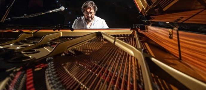 Fotografía promocional del pianista y compositor Juan Cortés.