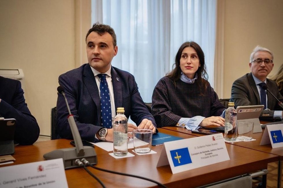 El consejero de Hacienda, Justicia y Asuntos Europeos, Guillermo Peláez, y la directora general de Asuntos Europeos, Raquel García, en el pleno de la Conferencia para Asuntos Relacionados con la Unión Europea (Carue).