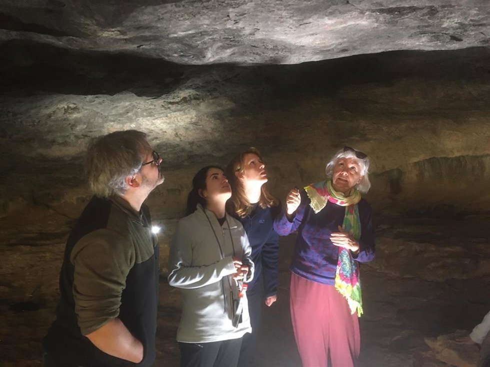 Pilar Utrilla en la cueva de la Fuente del Trucho.