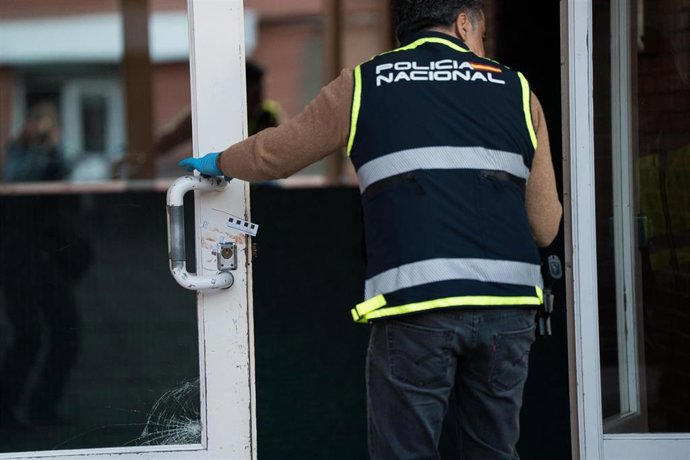 La Policía Nacional investiga el escenario donde un hombre ha fallecido y otras tres personas han resultado heridas leves tras una reyerta este miércoles en La Felguera, Langreo.