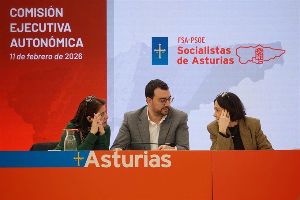 Adrián Barbón, en el centro