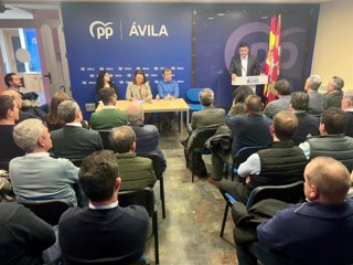 El presidente del Partido Popular de Ávila, Carlos García, y la consejera de Agricultura, Ganadería y Desarrollo Rural de la Junta de Castilla y León, María González Corral, en un encuentro en Ávila sobre el presente y el futuro de la PAC