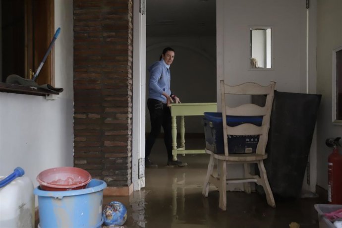 Regresan a sus casas vecinos de San Martín del Tesorillo desalojados por las lluvias.