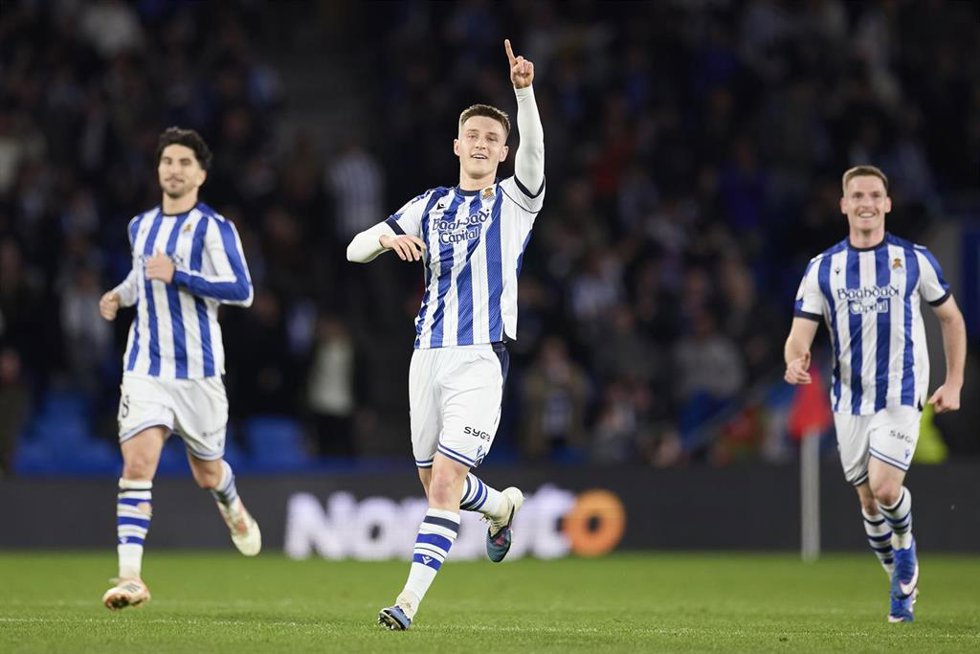 El jugador de la Real Sociedad Benat Turrientes celebrando un gol.