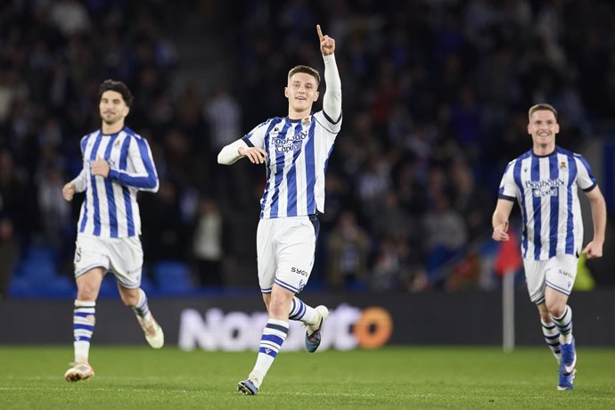 Benat Turrientes, do Real Sociedad, comemora após marcar o primeiro gol da equipe durante a partida das oitavas de final da Copa del Rey entre Real Sociedad e CA Osasuna, em Anoeta, em 13 de janeiro de 2026, em San Sebastian, Espanha.