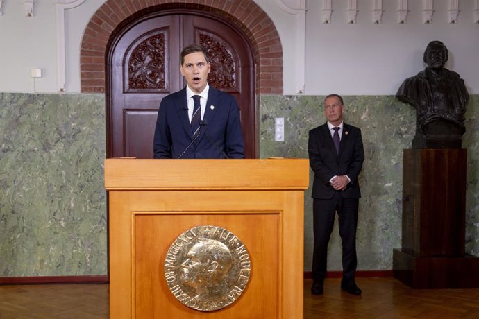 Archivo - 11 October 2024, Norway, Oslo: The head of the Nobel Committee, Jorgen Watne Frydnes, announces at a press conference at the Nobel Institute in Oslo that the Japanese organization Nihon Hidankyo is the winner of the Nobel Peace Prize for 2024. P