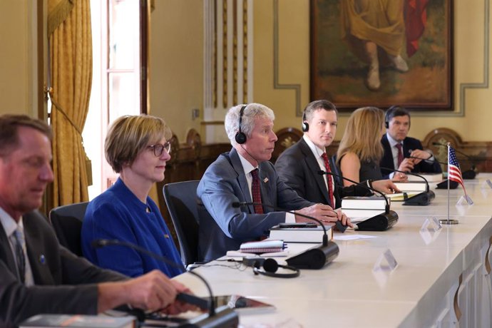 En el centro, el secretario de Energía de EEUU, Chris Wright