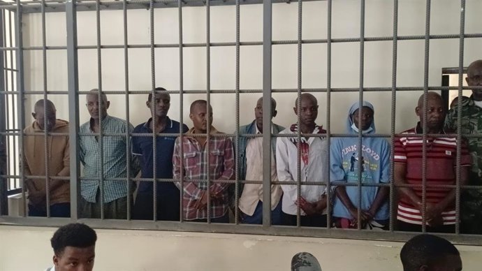 El pastor Paul Mackenzie (derecha), junto a los otros siete imputados por la muerte de 52 personas en una aldea de Kilifi, Kenia. Mackenzie ya está acusado de la muerte de más de 400 adeptos de una secta a los que habría instado a practicar el ayuno
