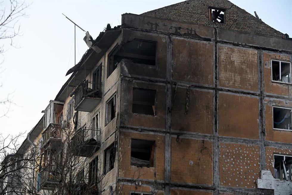 Archivo - Un bloque de apartamentos dañado por un ataque con ruso en el distrito de Dnipro de Kiev, Ucrania