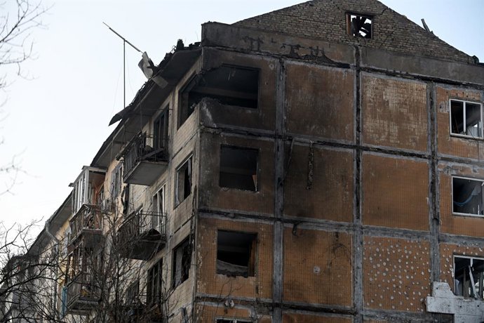 3 de fevereiro de 2026, Kiev, Ucrânia: Um prédio de apartamentos de cinco andares é danificado por um ataque com drones russos no distrito de Dniprovskyi, em Kiev, Ucrânia, em 3 de fevereiro de 2026. O ataque noturno em grande escala da Rússia à infraestr