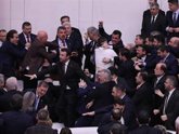 Foto: Estalla una pelea entre diputados en la Asamblea turca por el nuevo ministro de Justicia, exfiscal de Estambul