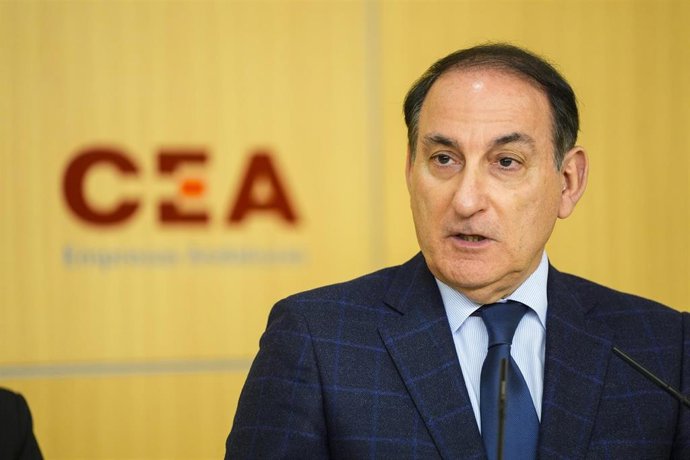 El presidente de la Confederación de Empresarios de Andalucía (CEA), Javier González de Lara, interviene para atender a medios. A 26 de enero de 2026, en Sevilla (Andalucía, España). 
