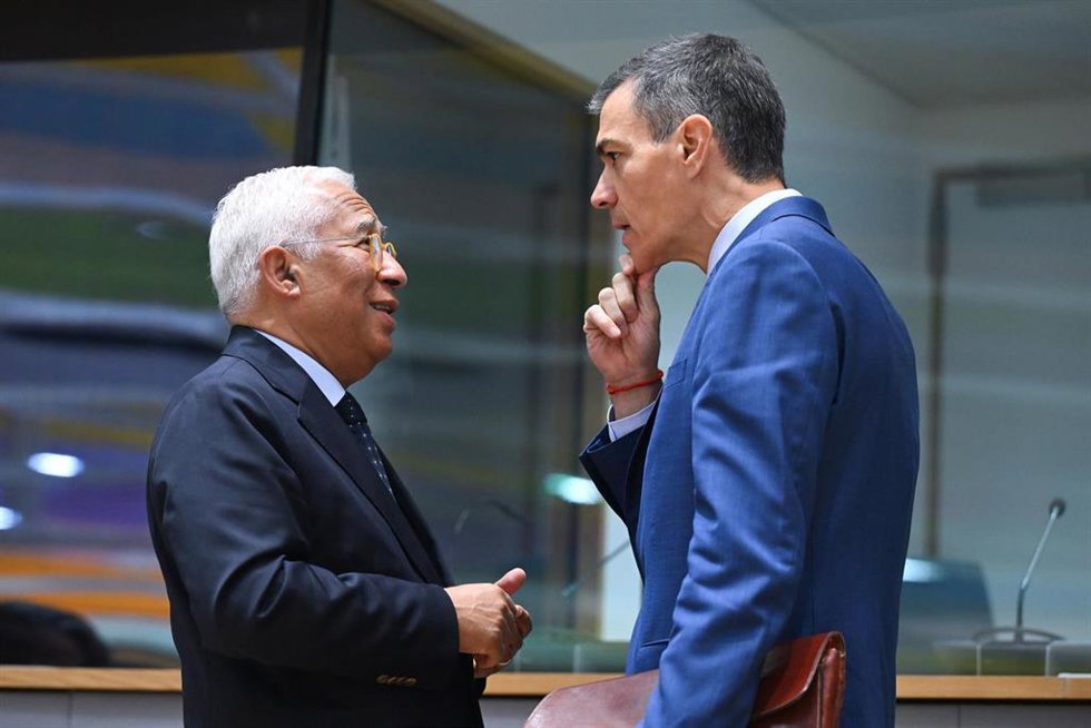 Archivo - El presidente del Gobierno, Pedro Sánchez, junto al presidente del Consejo Europeo, António Costa en Bruselas.