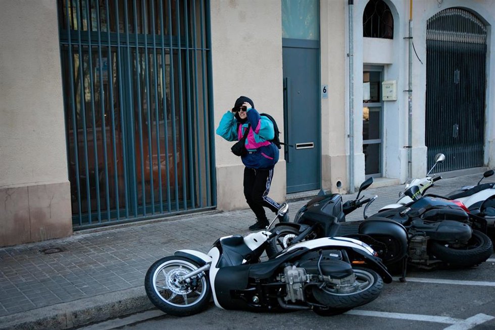 Archivo - Varias motos caídas a causa del viento en el barrio de Poble Nou,  a 17 de enero de 2023, en Barcelona, Catalunya (España).