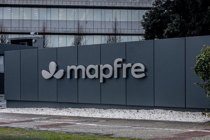 Nueva imagen de Mapfre implantada en las fachadas de las oficinas centrales de la aseguradora en Majadahonda, a 29 de enero de 2026, en Majadahonda, Madrid (España). La aseguradora Mapfre ha lanzado un rediseño de su identidad corporativa y de marca a niv