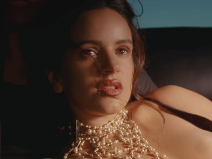 Rosalía, en un fotograma del videoclip de su tema 'Sauvignon Blanc'