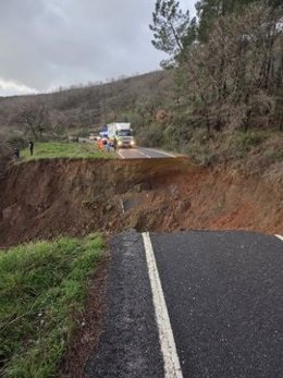 Socavón en la carretera CC-428 de Berzocana a Logrosán