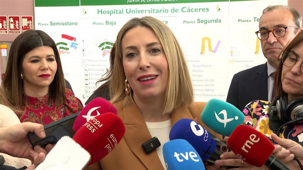 La presidenta de la Junta de Extremadura en funciones, María Guardiola, atiende a los medios antes de visitar el Hospital Universitario de Cáceres