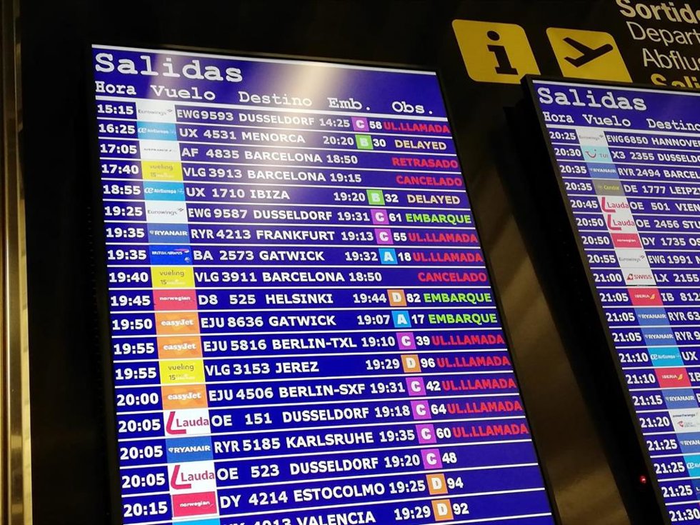 Archivo - Vuelos cancelados y retrasados en el aeropuerto de Palma.