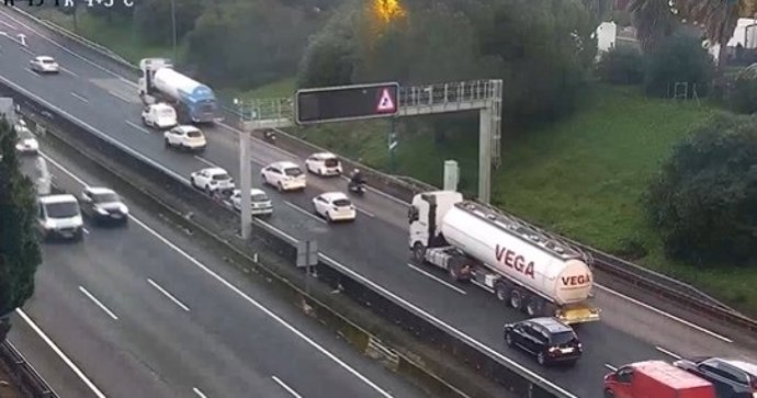Imagen de las retenciones en la A-49 por un accidente a la altura de Castilleja de la Cuesta (Sevilla)