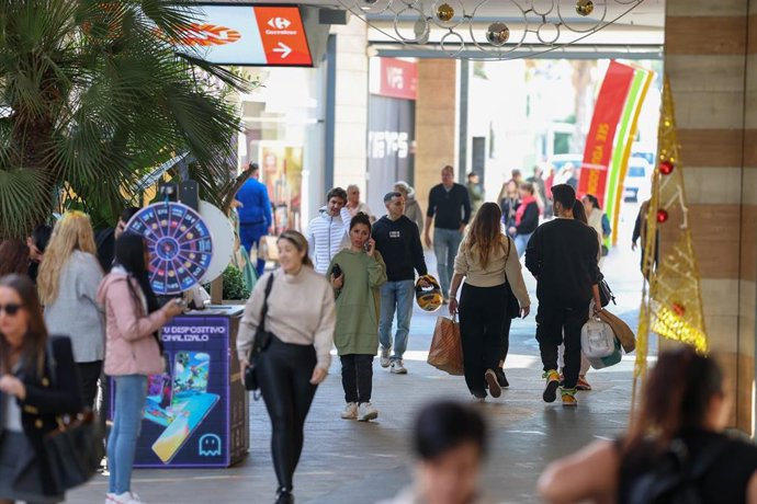 Archivo - Varias personas van de compras durante el Black Friday.