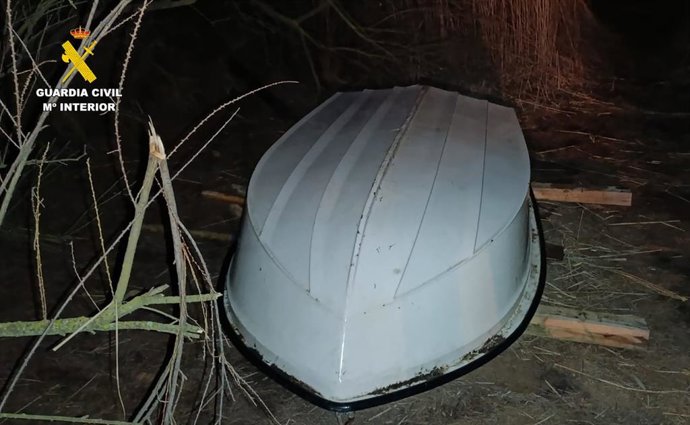 Bote intervenido por la Guardia Civil durante el operativo.