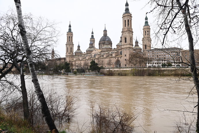 Crecida del río Ebro a su paso por la ciudad, a 13 de febrero de 2026, en Zaragoza, Aragón (España).