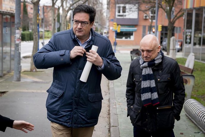 El ministro de Transformación Digital y de la Función Pública, Óscar López (i), y el secretario de Estado de Relaciones con las Cortes y Asuntos Constitucionales, Rafael Simancas (d), a su llegada a la reunión interparlamentaria del PSOE de Madrid, en la 