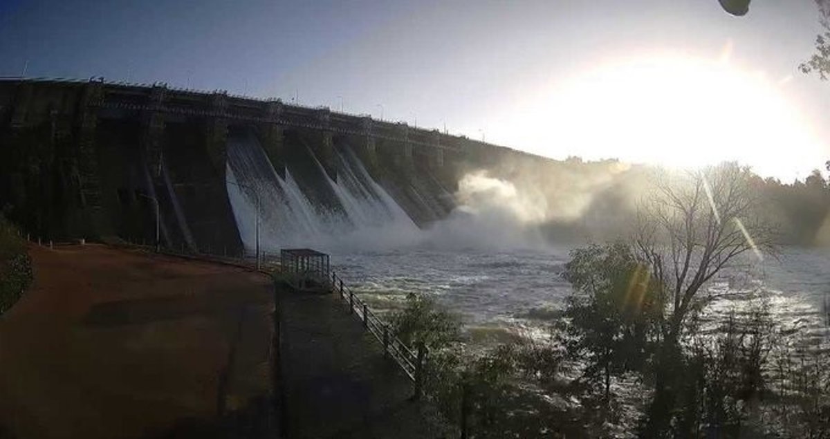La CHG abre una compuerta más de la presa del Zújar para desembalsar, por lo que alerta del incremento del caudal