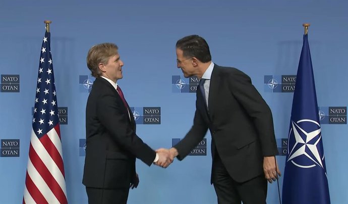 El subsecretario de Defensa de Estados Unidos, Elbridge Colby, saluda al secretario general de la OTAN, Mark Rutte, en la sede de la OTAN. Bruselas (Bélgica).