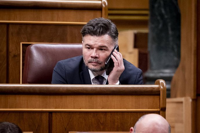 O porta-voz do ERC no Congresso, Gabriel Rufián, durante uma sessão plenária no Congresso dos Deputados, em 10 de fevereiro de 2026, em Madri (Espanha). A sessão plenária debate a questão ferroviária a pedido do grupo popular e a qualidade democrática de 