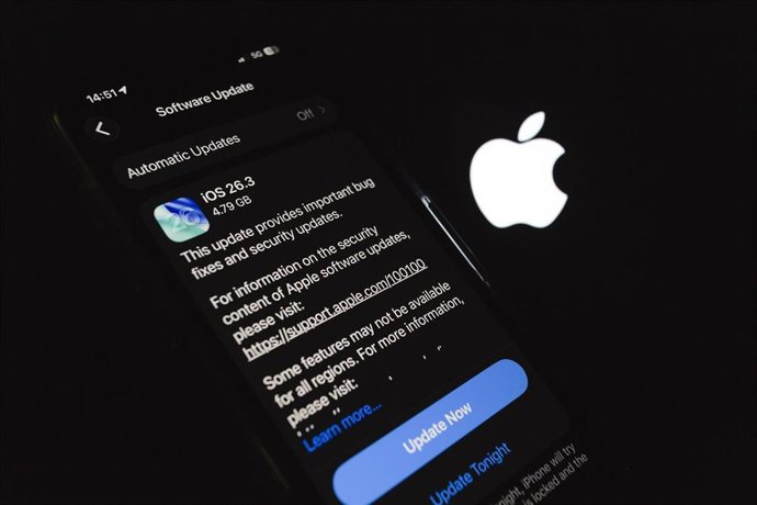 Actualización iOS 26.3 en un iPhone.