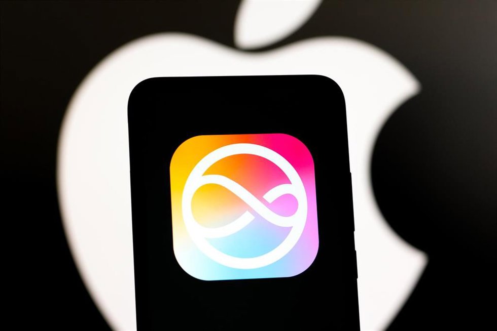Ilustración del icono de Siri junto al logo de iPhone.